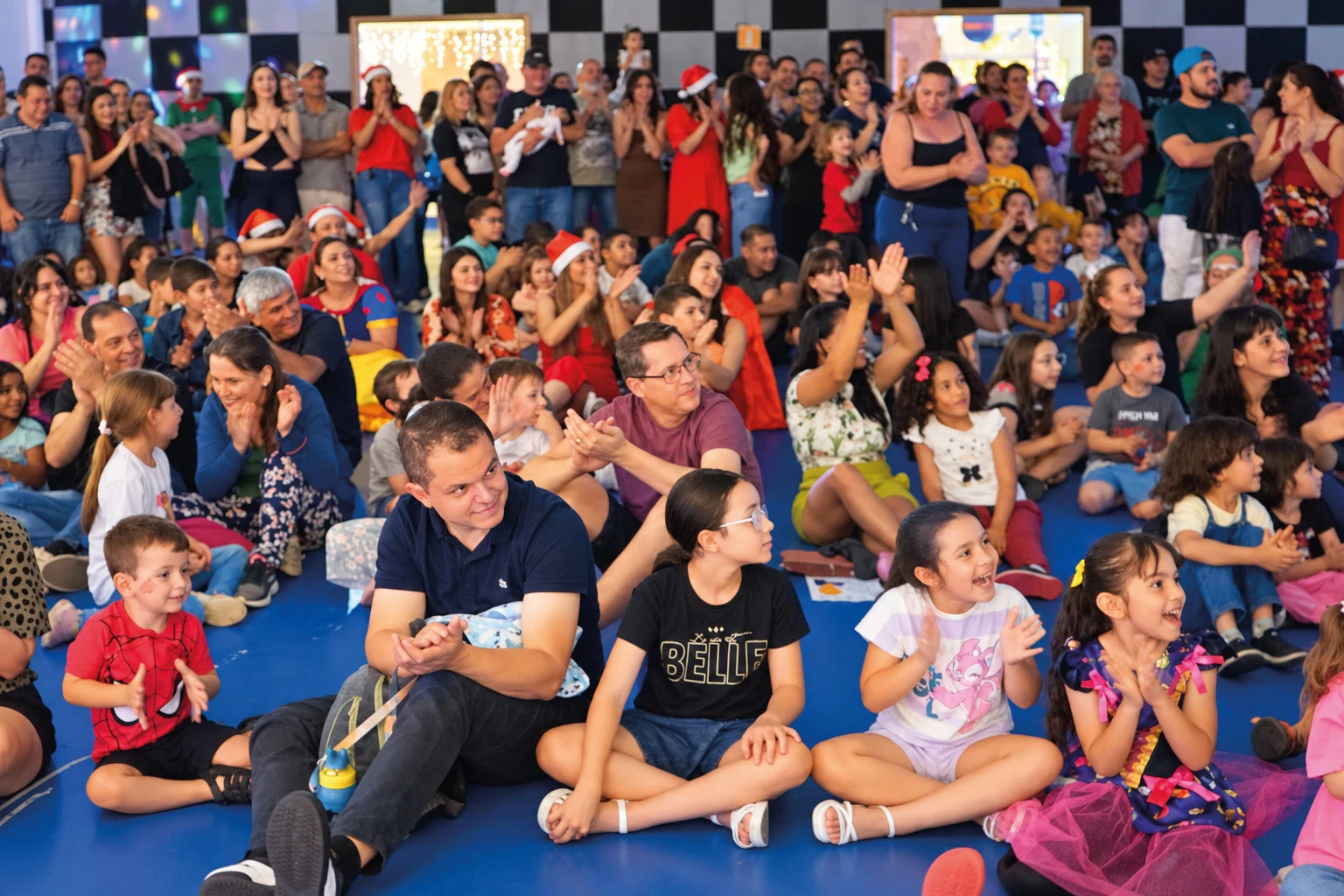 Crianças e famílias acompanhando o espetáculo