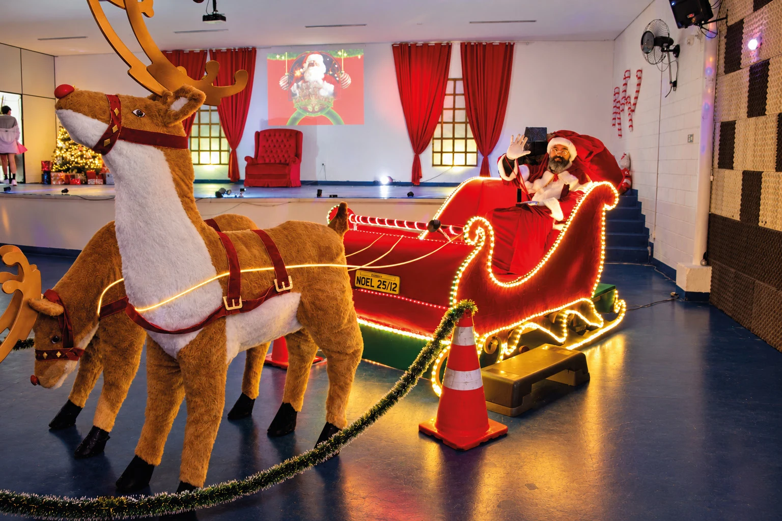 Trenó iluminado do Papai Noel com renas